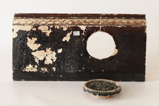 Sokel po očistení - dobre vidieť olupujúcu sa glazúru - poškodenie soľami