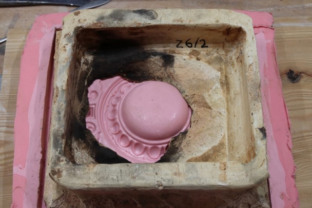 Chýbajúca časť kachlice bola doplnená sadrovým tmelom do pripravenej silikónovej formy