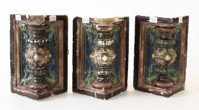 Rohové kachlice z ohniskovej časti pece -stav pred reštaurovaním