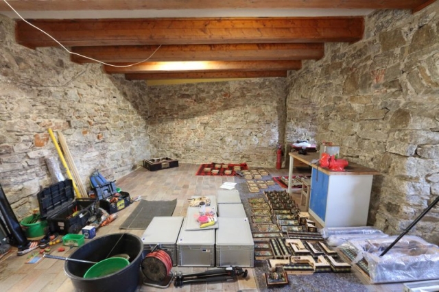 Rozložené kachlice - príprava na stavanie pece v priestoroch hradu Ľubovňa