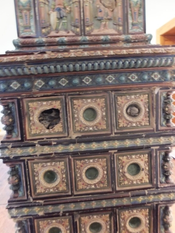 Poškodenia na peci pred rozobratím - viaceré kachlice sú rozbité a nekompletné