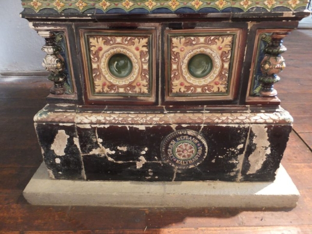 Poškodenia na peci pred rozobratím - poškodenie spodnej časti pece vplyvom vzlínajúcej vlhkostí a solí