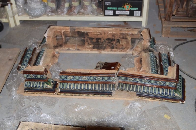 Jednotlivé kachlice boli uložené v depozite múzea - rímsa na ohniskovou časťou bola polámaná na viacero častí