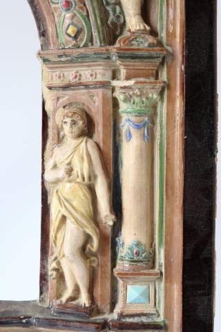 Detail poškodenia a znečistenia zadnej veľkej kachlice