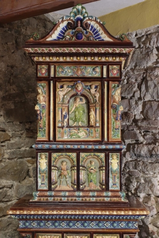 Pec po reštaurovaní a postavení - detail na nadstavec pece s reliéfnou výzdobou