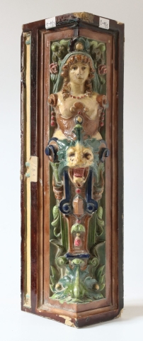 Rohová kachlica s karyatídou pred reštaurovaním