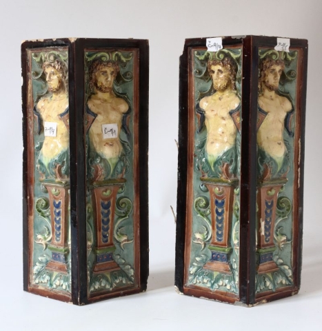 Rohové kachlice so Satyrom pred reštaurovaním