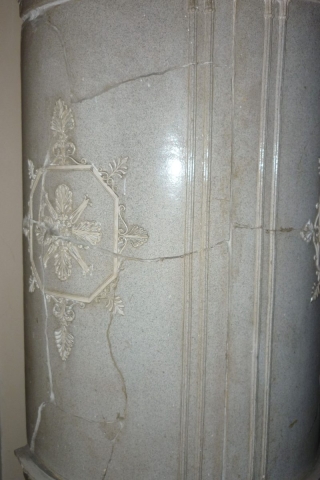 Veľké kachlice (93x49cm) sú zdobené kvetinovým ornamentom v a okolo nepravidelného osemuholníka