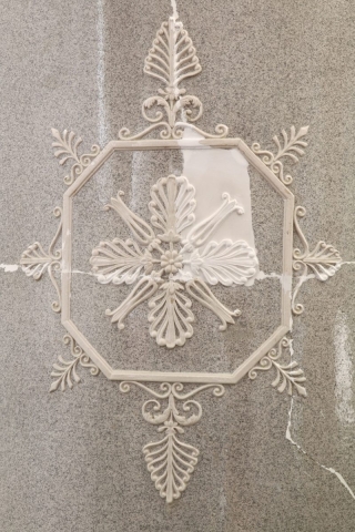 Veľká čelná kachlica – detail, bol doplnený ornament