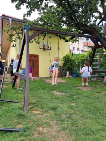 025 Okrem leňošenia na deke a kúpania sa, sa deti mohli hojdať na hojdačke a hádzať loptu na basketbalový kôš