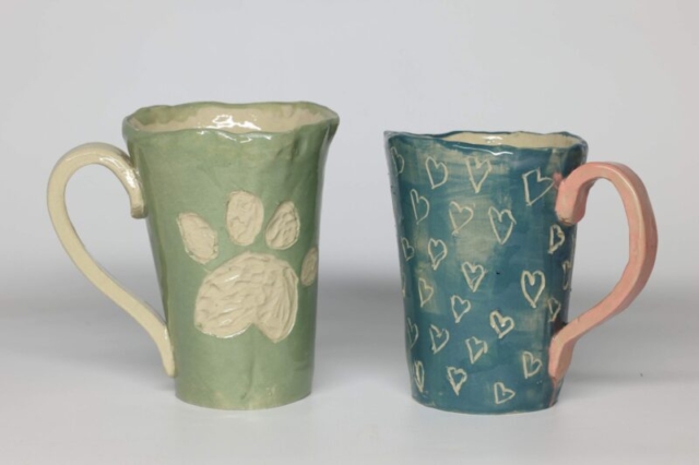 001 Hrnčeky zdobené farebnou engobou a rytým dekorom