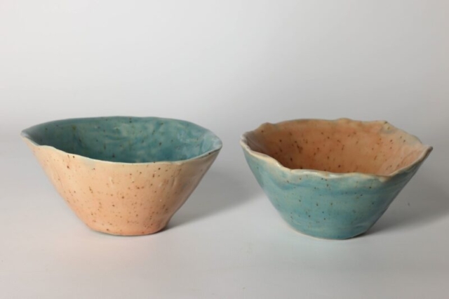 013 Kameninové misky zdobené farebnými glazúrami