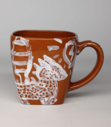 003 hrnček z červenice zdobený bielym farbítkom