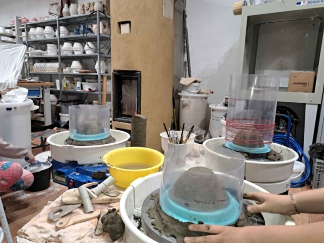 004 V ateliéri počas práce na sadrových formách, modely misiek sú pripravené na zaliatie sadrou