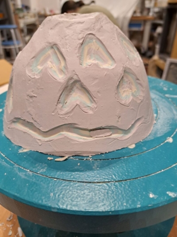 006 Miska bola odlievaná z viacerých vrstiev farebného porcelánu