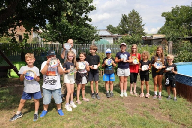 Deti s namaľovanými tanierikmi