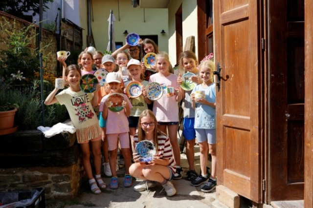 Deti s maľovanými tanierikmi a hrnčekmi