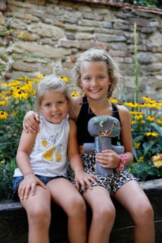 Lujza so sestrou a svojím strašidielkom