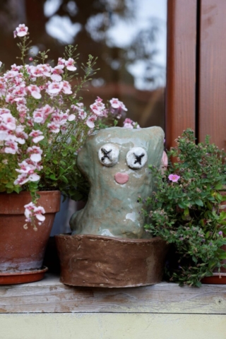 Miškine strašidlo sa schovalo medzi kvety