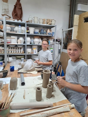 Vyrábanie plastík, Anička s Adelkou