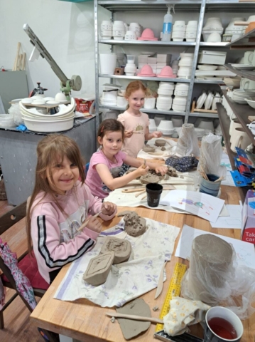 Dievčatá začínajú modelovať svoje keramické strašidielka