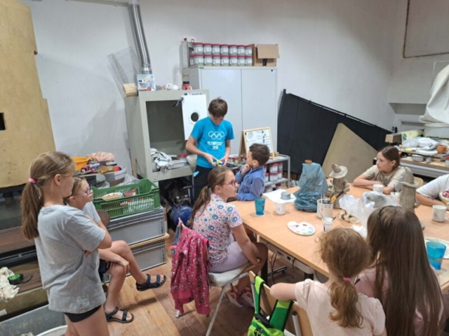 Jakubko sa pokúsil deti naučiť skladať Rubikovu kocku. Ešte budú musieť zopár krát prísť