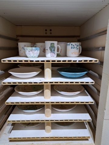 Naložená pec s maľovanými tanierikmi a hrnčekmi