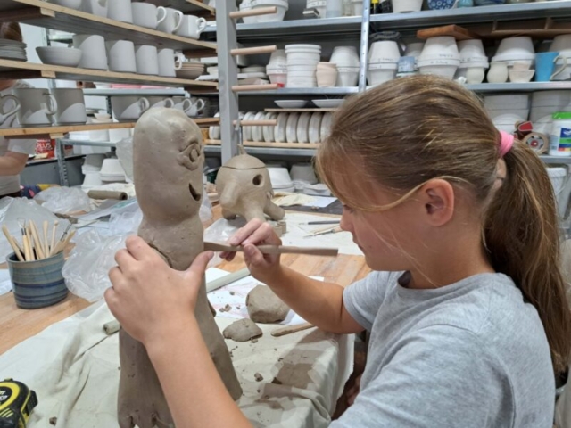 Anička pri práci na svojom strašidle