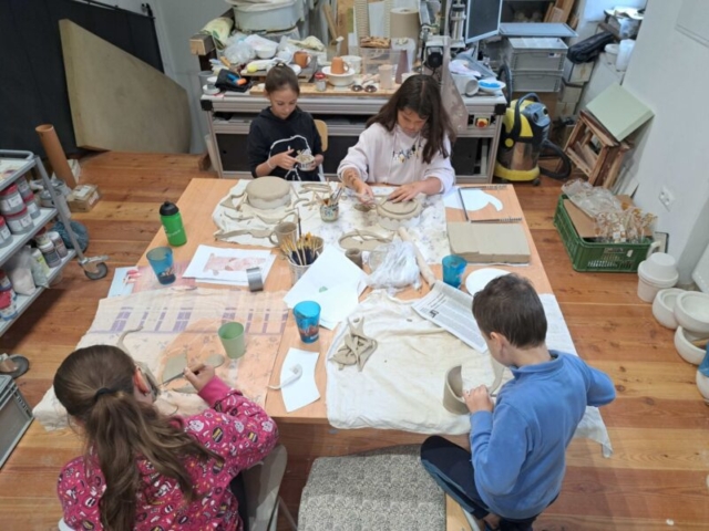 Deti v ateliéri pri práci