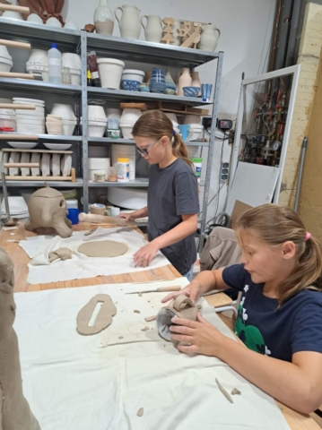 Anička s Adelkou pri práci v ateliéri