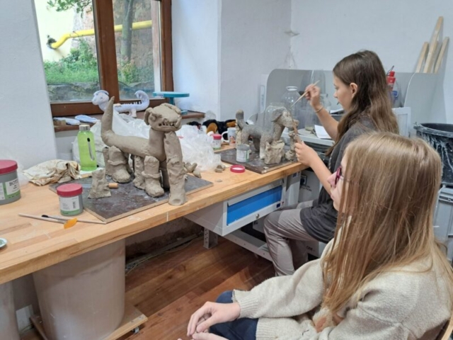 Terezka s Barborkou pri práci na keramických plastikách