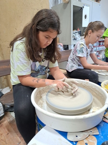 Katka s Elou za hrnčiarskym kruhom