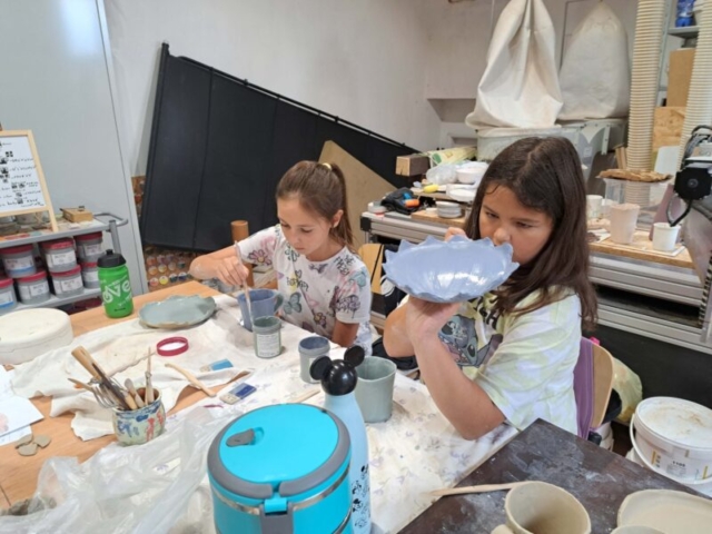 Katka s Elou zdobia výrobky engobami