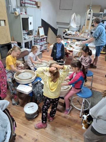 Deti pri hrnčiarskych kruhoch