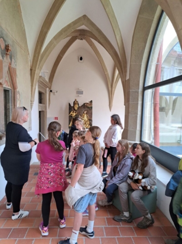 Tvorenie v ateliéri sme si spestrili návštevou múzea a tzv. Čierneho kostola