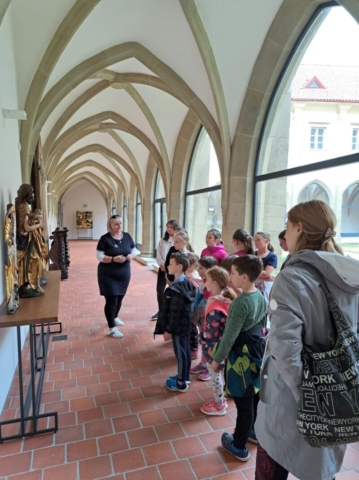 Tvorenie v ateliéri sme si spestrili návštevou múzea a tzv. Čierneho kostola