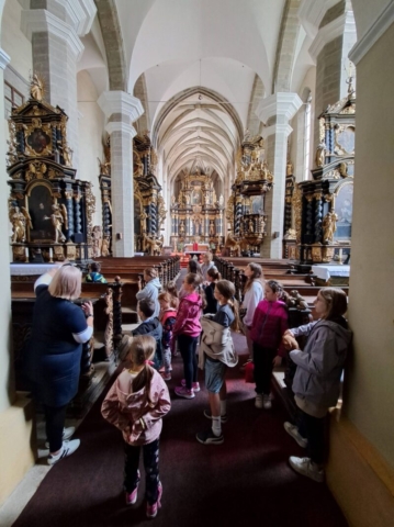 Tvorenie v ateliéri sme si spestrili návštevou múzea a tzv. Čierneho kostola