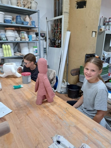 Anička s Adelkou pri glazovaní, strašidielka ešte pôjdu na výpal do pece na 1250°C