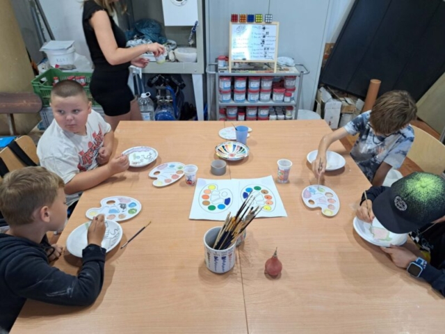 Maľovanie tanierikov keramickými farbítkami