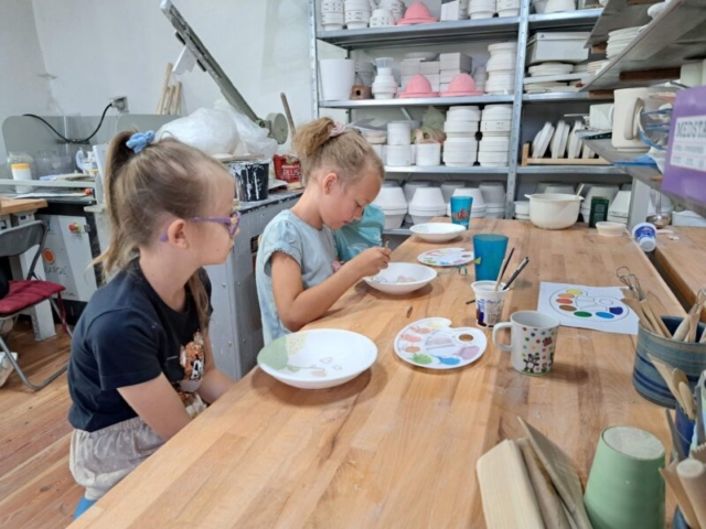 Maľovanie tanierikov keramickými farbítkami