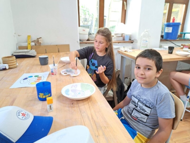 Maľovanie tanierikov keramickými farbítkami