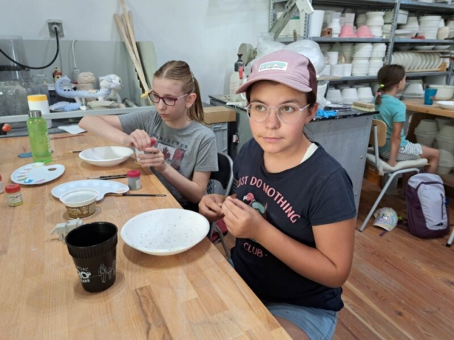 Maľovanie tanierikov keramickými farbítkami