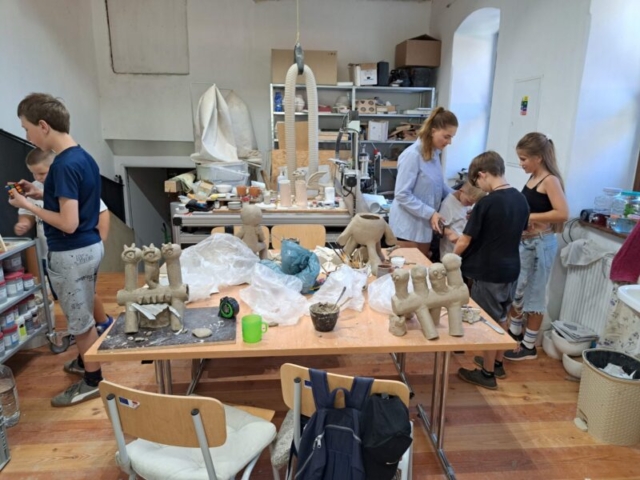 Plastiky strašidielok sa už zhmotňujú na stoloch