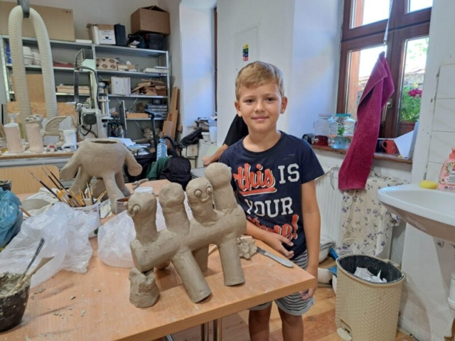 Adam so svojím štvorhlavým strašidlom