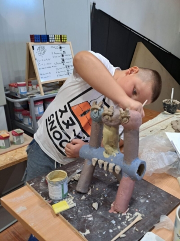 Tomáš maľuje svoju plastiku engobou