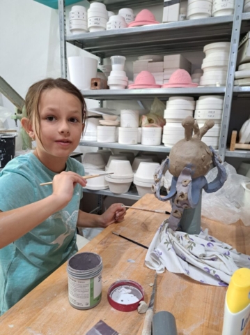 Julianka zdobí svoje strašidielko farebnými engobami