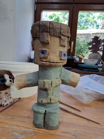 Maťova postavička je už vymaľovaná farebnými engobami