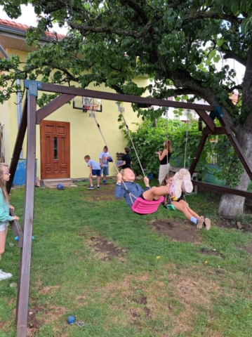 Prestávky v práci trávili deti v záhrade