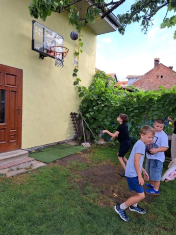 Prestávky v práci trávili deti v záhrade