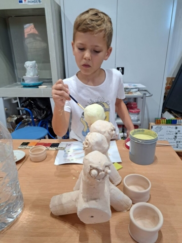 Adam pri plnom sústredení sa